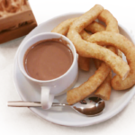 Los jeringos, tejeringos o calentitos andaluces se distinguen de los churros y porras (que se elaboran a máquina) tanto en su proporción de ingredientes como en su preparación, más compleja y artesanal. Disfruta la experiencia andaluza de esta merienda tan deliciosa y energética.